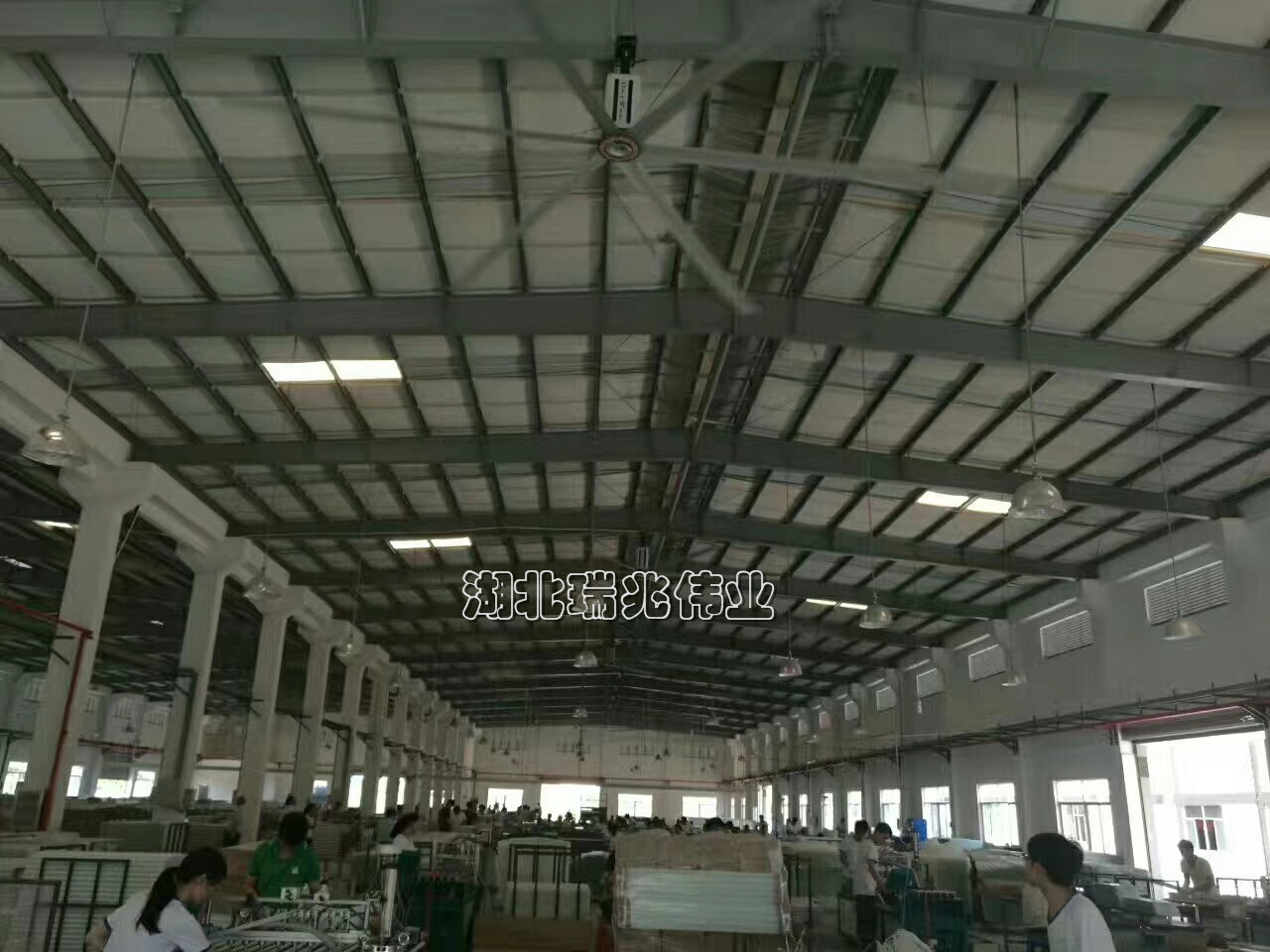 歐比特工業(yè)大風(fēng)扇、鋼結(jié)構(gòu)廠房通風(fēng)降溫方案、廠房車間通風(fēng)降溫方案、大型工業(yè)風(fēng)扇、物流倉(cāng)儲(chǔ)大風(fēng)扇、大吊扇、工業(yè)風(fēng)扇、廠房車間降溫設(shè)備、廠房車間通風(fēng)設(shè)備、車間溫控設(shè)備、工業(yè)大吊扇、工業(yè)大風(fēng)扇、工業(yè)節(jié)能風(fēng)扇、湖北瑞兆偉業(yè)通風(fēng)降溫科技有限公司