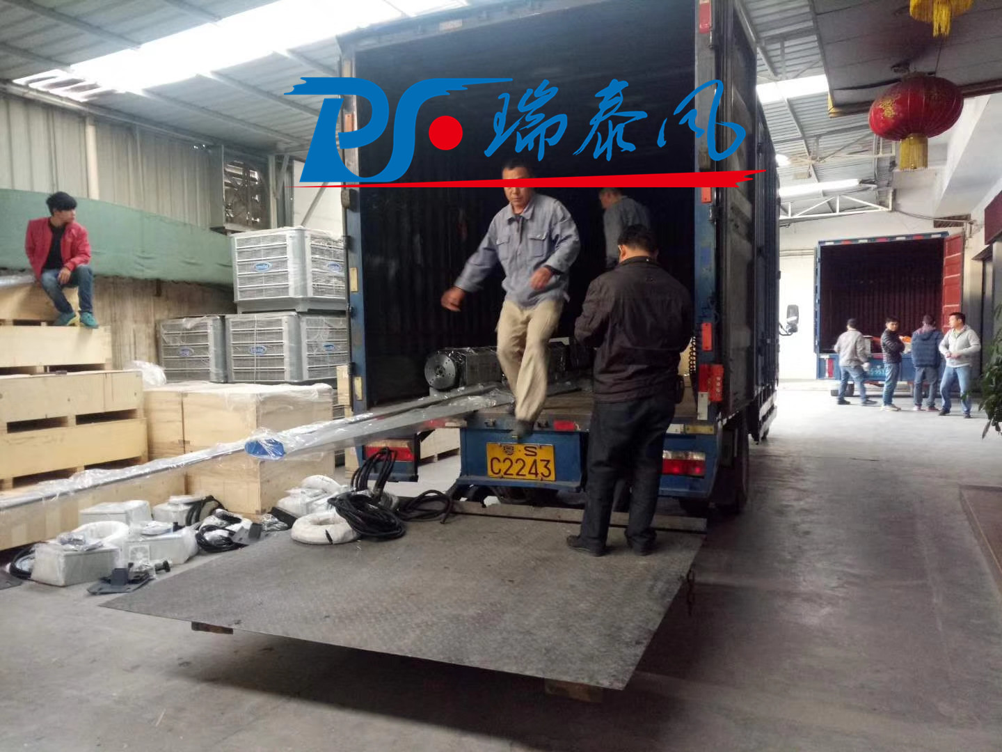 瑞泰風(fēng)工業(yè)大風(fēng)扇、鋼結(jié)構(gòu)廠房通風(fēng)降溫方案、廠房車間通風(fēng)降溫方案、大型工業(yè)風(fēng)扇、物流倉儲大風(fēng)扇、大吊扇、工業(yè)風(fēng)扇、廠房車間降溫設(shè)備、廠房車間通風(fēng)設(shè)備、車間溫控設(shè)備、工業(yè)大吊扇、工業(yè)大風(fēng)扇、工業(yè)節(jié)能風(fēng)扇、湖北瑞兆偉業(yè)通風(fēng)降溫科技有限公司