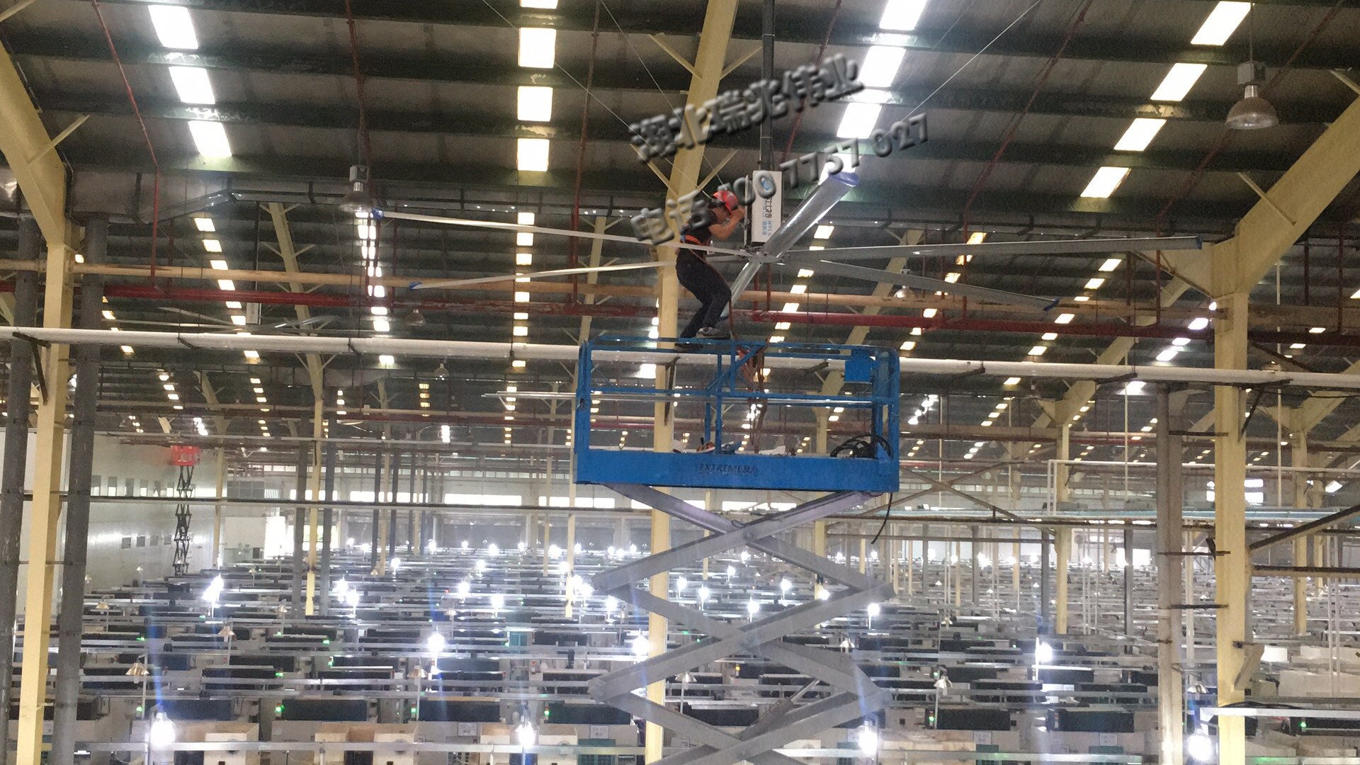 工業(yè)吊扇價格、潤東方工業(yè)冷風(fēng)機、鋼結(jié)構(gòu)廠房通風(fēng)降溫方案、廠房車間通風(fēng)降溫方案、大型工業(yè)風(fēng)扇、物流倉儲大風(fēng)扇、大吊扇、工業(yè)風(fēng)扇、廠房車間降溫設(shè)備、廠房車間通風(fēng)設(shè)備、車間溫控設(shè)備、工業(yè)大吊扇、工業(yè)大風(fēng)扇、工業(yè)節(jié)能風(fēng)扇、湖北瑞兆偉業(yè)通風(fēng)降溫科技有限公司