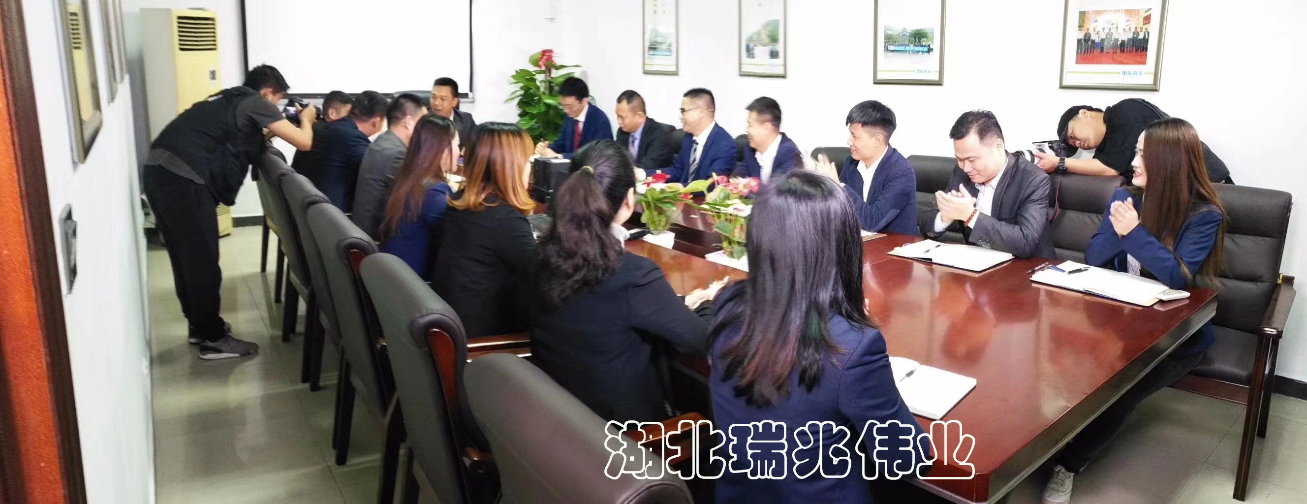 鋼結(jié)構(gòu)廠房通風(fēng)降溫方案、廠房車(chē)間通風(fēng)降溫方案、大型工業(yè)風(fēng)扇、物流倉(cāng)儲(chǔ)大風(fēng)扇、大吊扇、工業(yè)風(fēng)扇、廠房車(chē)間降溫設(shè)備、廠房車(chē)間通風(fēng)設(shè)備、車(chē)間溫控設(shè)備、工業(yè)大吊扇、工業(yè)大風(fēng)扇、工業(yè)節(jié)能風(fēng)扇、湖北瑞兆偉業(yè)通風(fēng)降溫科技有限公司