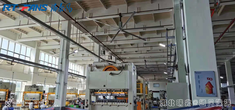 夏日炎炎，你的企業(yè)需要安裝一款工業(yè)大風(fēng)扇幫你迅速解決高大車間的通風(fēng)降溫難題！