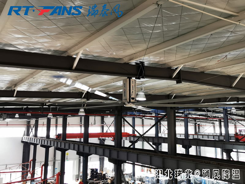 工業(yè)大型風(fēng)扇擁有超大直徑的扇葉，通風(fēng)降溫效好！