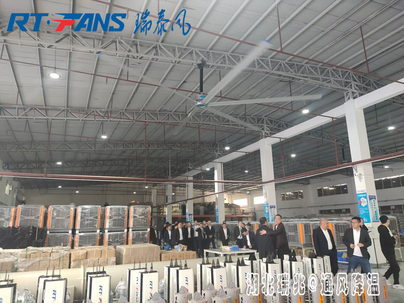 選擇大型工業(yè)風扇降溫的原因是什么呢？